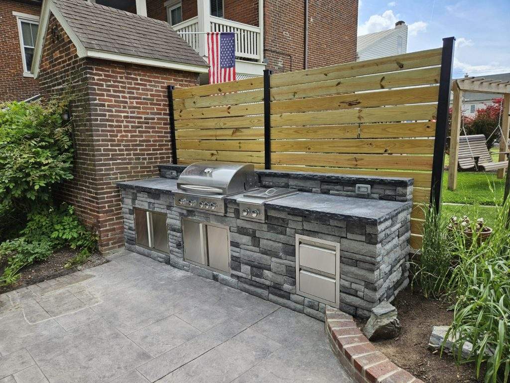 outdoor kitchen with privacy screen